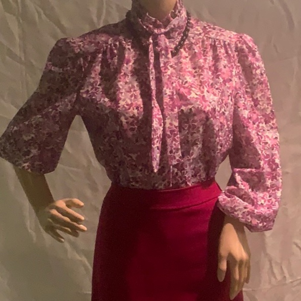 🎁VTG button up floral blouse w/ruffle tie collar